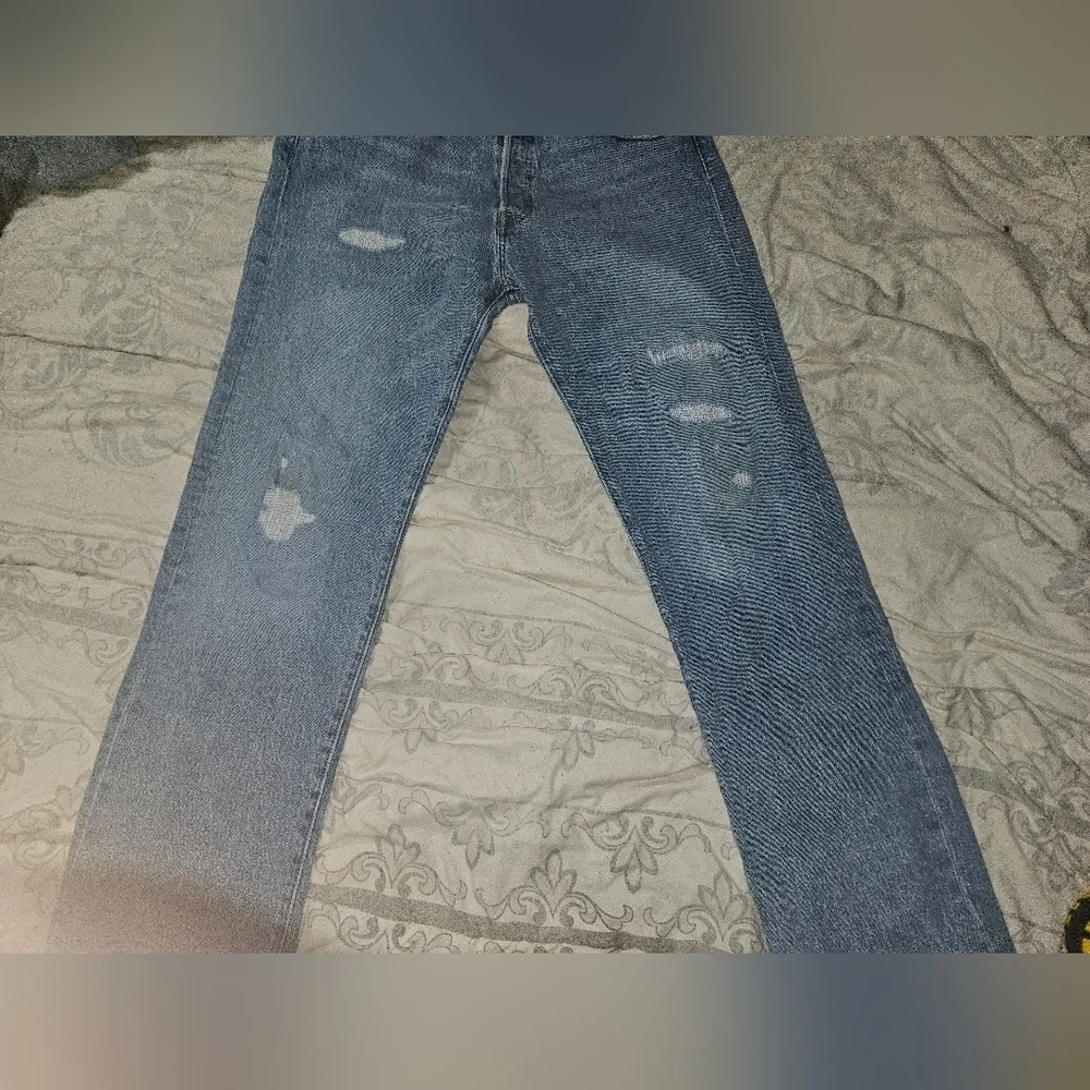Vintage Distressed Levis 501 Jeans 4 Button Closure!